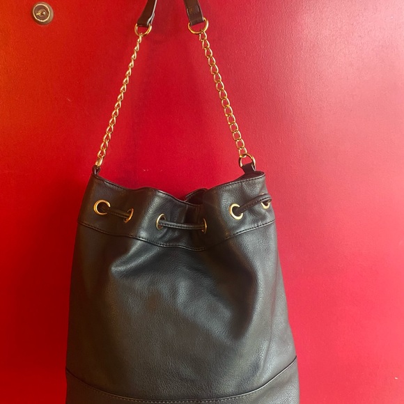 Very stylish shoulder quilted Bucket Bag with tassel tie & magnetic closure - Picture 4 of 6